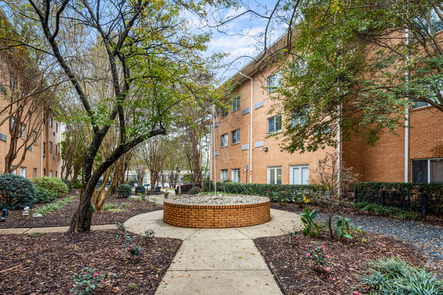 Chateau-Ridgeland-038 Walking Paths